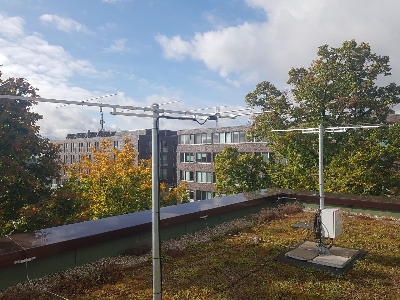 Foto der Vogeltracking-Staion mit zwei Yagi-Antennen